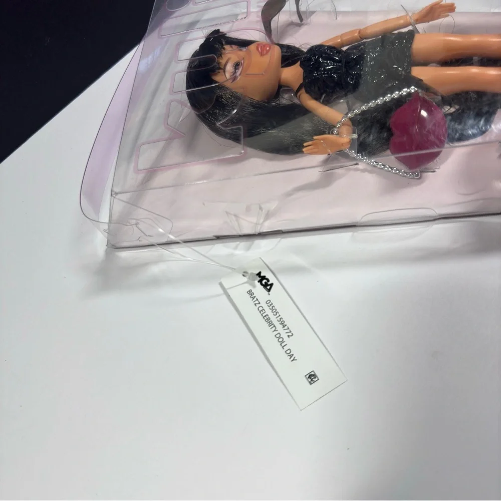 Bratz x Kylie Jenner Day Fashion Doll with Accessories and Certificate - Picture 11 of 12